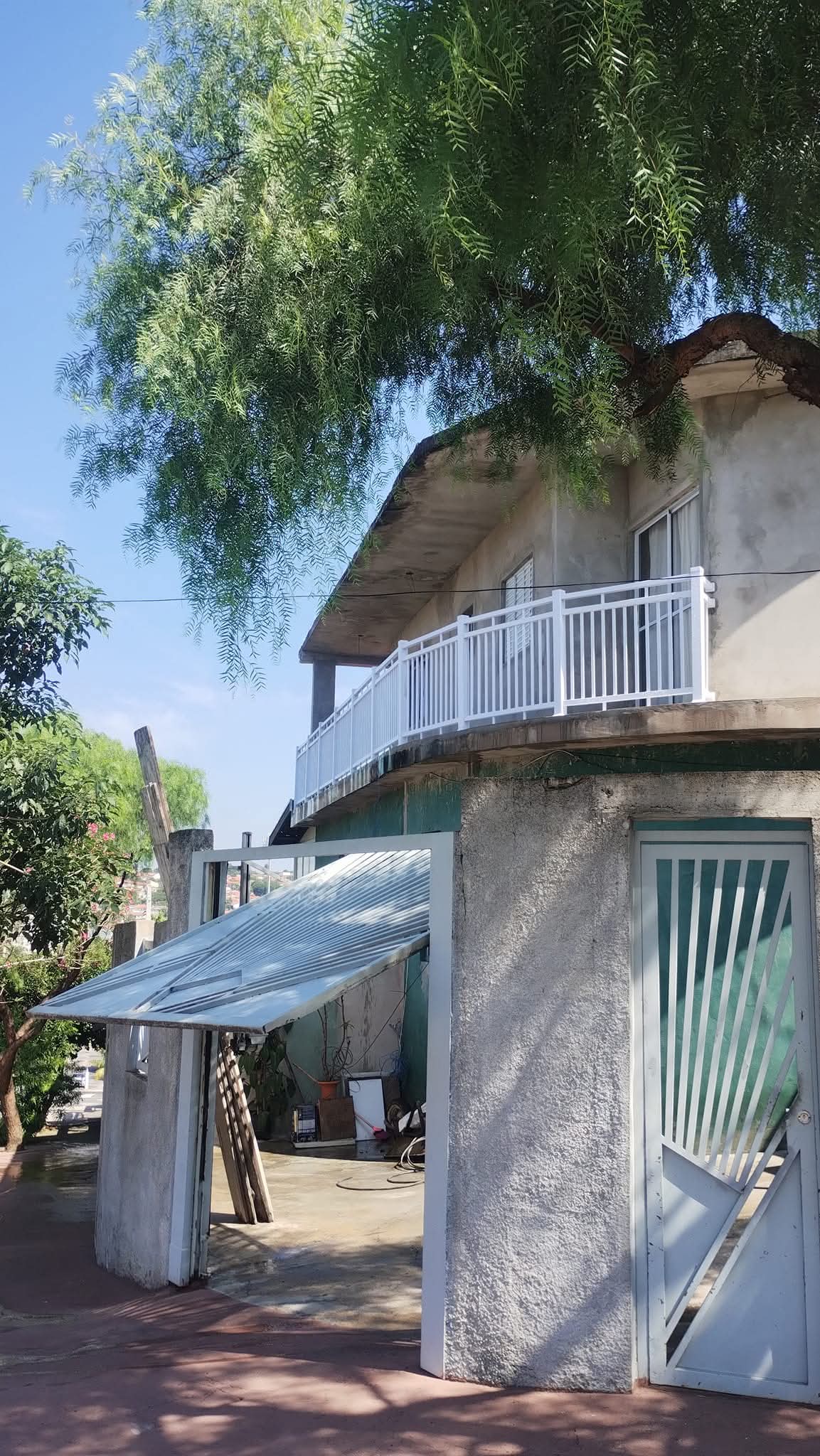 Projeto residencial com perfis brancos em PVC realizado pela Pevecerca Valinhos