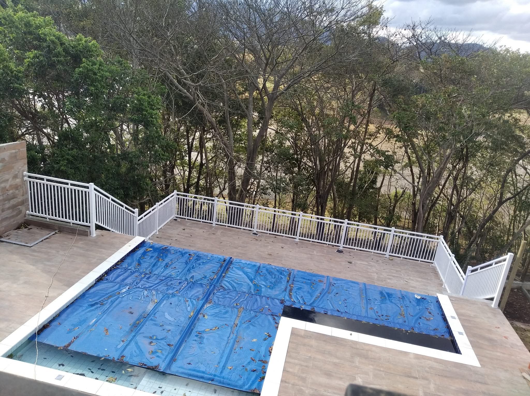Cercamento branco em PVC instalado na região